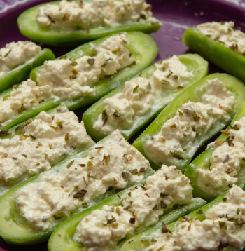 Gurķi ar tunča un avokado pildījumu.