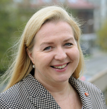 Latvijas Drošības un aizsardzības industrijas federācijas valdes priekšsēdētāju Elīna Egle: "Līdz šim aizsardzības industrija gan Latvijā, gan ārpus tās lielā mērā attīstījusies ar pašu resursu palīdzību, jo finansēt bruņojuma ražošanu, kā arī divējādas pielietojamības produktu ražošanu pēdējos gadu desmitos bija kļuvis "nemoderni" un bankas sekoja šai tendencei. Šobrīd situācija sāk mainīties."