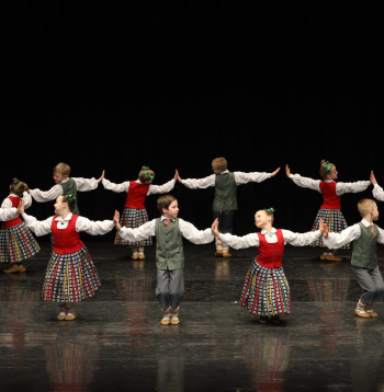 BJDK “Vizbulīte” dažādās klašu grupās dejo 207 dejotāji! Attēlā
redzama 2. klašu grupa XIII Latvijas Skolu jaunatnes dziesmu un deju svētku skatē.