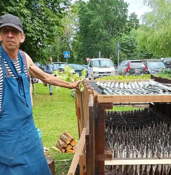Zivju kūpināšanas meistars Armands Bartušēvics īsi pirms kūpinātavas "palaišanas" Zvejnieksvētkos Lapmežciemā.