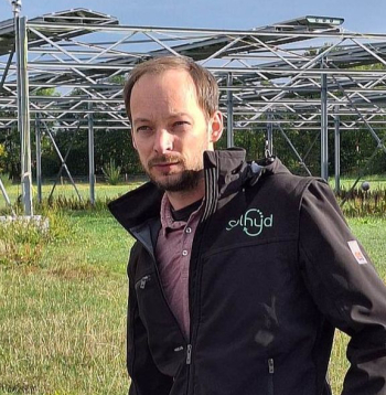 "Lai gan elektrolīzes process mums nav efektīvāks kā citiem, uz citu sistēmas elementu un īpašību rēķina mūsu iekārta kopumā spēj darboties gandrīz divas reizes efektīvāk. Piemēram, citās sistēmās izmantojamais ūdens ir jādestilē, bet mūsu sistēma darbojas ar ūdeni, kas absorbēts no gaisa," skaidro pētnieks Jans Ronžē, viens no uzņēmuma "Solhyd" īpašniekiem. "Solhyd" pirmsākumi meklējami Lēvenes Universitātes paspārnē.