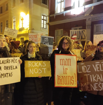 Pie Saeimas notiek protests pret Latvijas izstāšanos no Stambulas konvencijas.