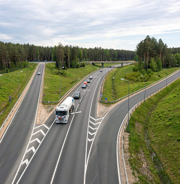 Lietuvā izbūvēts moderns automaģistrāles 12 km posms pie Marijampoles, noslēdzot "Via Baltica" rekonstrukciju no Kauņas līdz pat Polijas robežai. Četru joslu autoceļu no Kauņas arī līdz Latvijas robežai lietuvieši plāno izbūvēt nākamo astoņu gadu laikā.