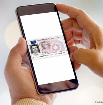 Par galveno vadītāja apliecības formātu ES pakāpeniski kļūs viedtālrunī pieejama digitālā vadītāja apliecība.
