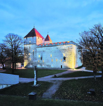 Kuresāres pils – cietoksnis vakara gaismās.