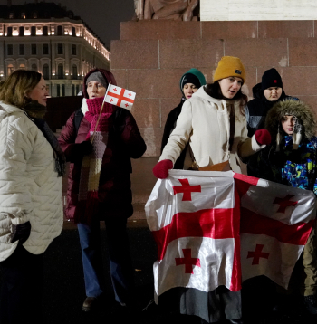 Pie Brīvības pieminekļa, notiek protesta akcija, lai paustu atbalstu Gruzijas izvēlei par labu Eiropai.
