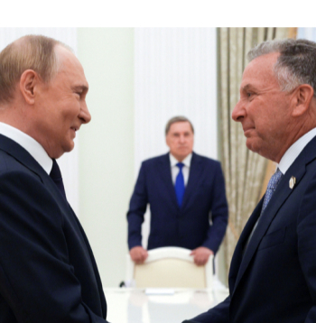 Krievijas diktators Vladimirs Putins (no kreisās) tiekas ar ASV prezidenta īpašo sūtni Stīvu Vitkofu. Trampa sūtnis Vitkofs šogad jau vairākkārt viesojies pie Putina, bet neizskatās, ka ASV mēģinātu izdarīt spiedienu uz Krievijas vadoni. Daudz lielākas prasības tiek izvirzītas Ukrainai.