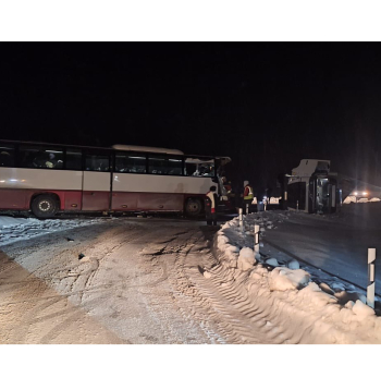 Pie Apšupes krustojuma ar Liepājas šoseju notikusi kravas auto un autobusa sadursme.