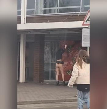 Ekrānuzņēmums no video, kur sieviete atkailinās pie veikala "Rimi" Bauskā.
