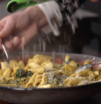 Ātrā zaļā pasta ar jūras veltēm.