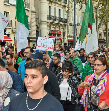 Alžīriešu protesta demonstrācija Marseļā 2019. gadā.