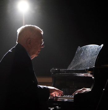 Maestro Raimonds Pauls uzstājas Rīgas Latviešu biedrības nama Lielajā zālē, kur notiek atvadīšanās no kino un teātra režisora Jāņa Streiča.