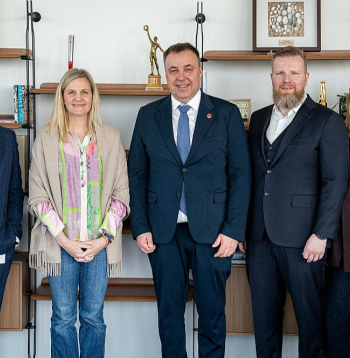 Pozējot kopīgajam foto, visi ir smaidīgi, bet sarunas gaita nemaz neesot bijusi tik draudzīga. No kreisās: LOK sporta direktors Juris Šics, SOK prezidente Kirstija Koventrija, LOK prezidents Raimonds Lazdiņš, ģenerālsekretārs Raitis Keselis un starptautisko programmu vadītāja Maruta Taima.