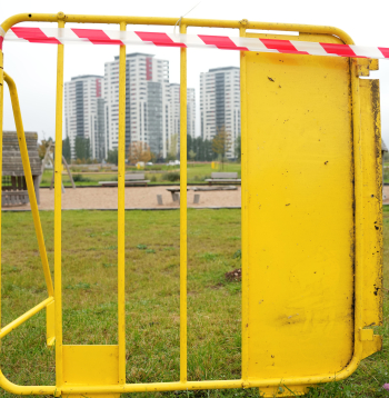 Norobežojumi Skanstes parkā.