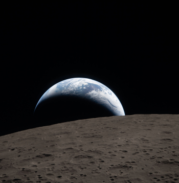 NASA publicē "Artemis II" apkalpes uzņemto Zemes attēlu.