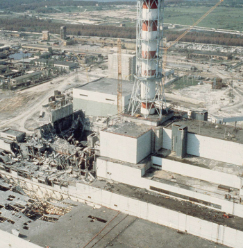 Čornobiļas atomelektrostacijas 4. reaktors avārijas sistēmas pārbaudes laikā uzsprāga, izraisot visu laiku postošāko kodolavāriju. 31 cilvēks gāja bojā no akūtas staru slimības vai apdegumiem, bet 134 cilvēki pārcieta dažādas pakāpes smaguma staru slimību. No 30 km zonas tika evakuēti vairāk nekā 115 tūkstoši cilvēku.
Seku novēršanai tika mobilizēti nozīmīgi resursi, vairāk
nekā 600 tūkstoši cilvēku piedalījās
katastrofas seku likvidēšanā. Attēlā:
Čornobiļas AES pēc katastrofas.