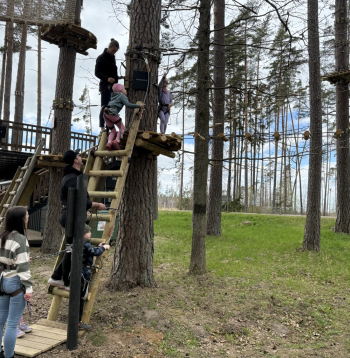 Atjaunotās atpūtas vietas "Tērvetes tīklu parks" un šķēršļu parks "Tarzāns".