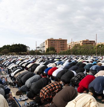 Spānijā dzīvo divarpus līdz trīs miljoni musulmaņu, no tiem pilsoņi – apmēram miljons. Attēlā – lūgšana ramadāna noslēgumā Almerijā Andalūzijā.