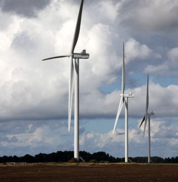 Lai strikti noteiktu kārtību, kādā vēja turbīnas un citas elektroenerģijas ražošanas iekārtas vai elektroenerģijas krātuves nojaucamas, Ministru kabinets tikko apstiprinājis grozījumus Elektroenerģijas tirgus likumā. Tie gan vēl jāskata Saeimai.