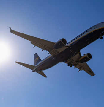 Eiropā daudzām aviokompānijām, arī zemo cenu lidsabiedrībai “Ryanair”, ievērojami palielinājušās aviācijas degvielas izmaksas, tādēļ tās palielināja aviobiļešu cenas.