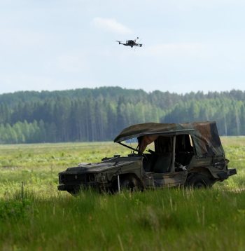 Militārajā poligonā "Sēlija" norisinās NATO Innovation Range demonstrācijas pasākums, kurātiek prezentētas modernākās dronu un pretdronu tehnoloģijas.