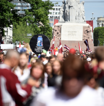 Latvijas hokeja izlases atbalstītāji laukumā pie Brīvības pieminekļa.