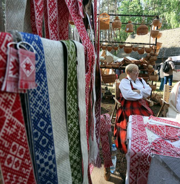 Gadatirgū Latvijas Etnogrāfiskajā brīvdabas muzejā savu preci piedāvās vairāk nekā pieci simti Latvijas amatnieku, pārtikas un kosmētikas mājražotāju, grāmatizdevēju un ēdinātāju.