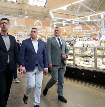 SIA "Rīgas nami" valdes priekšsēdētājs Ojārs Valkers (no kreisās), Rīgas domes priekšsēdētāja vietnieks Edvards Ratnieks un Rīgas domes priekšsēdētājs Viesturs Kleinbergs apseko Rīgas Centrāltirgus paviljonus.