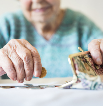 Latvijā ir lielākais pensionāru nabadzības rādītājs Eiropas Savienībā, tāpēc kaut kas sistēmā būtu jāmaina.