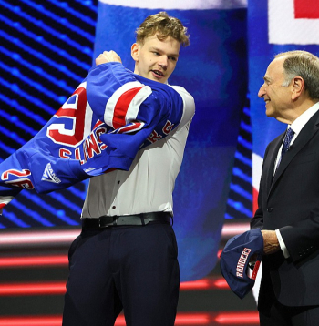 Alberts Šmits (no kreisās), pirmo reizi mugurā velkot Ņujorkas "Rangers" kreklu, pārmij frāzes ar NHL galveno vīru – līgas komisāru Geriju Betmenu.