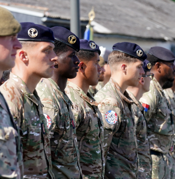 Uz Latvijas-Igaunijas robežas Valgā notiek komandvadības atbildības nodošanas ceremonija, kuras laikā Vācijas un Nīderlandes korpuss pārņem taktisko komandvadības atbildību par NATO sauszemes spēkiem Latvijā un Igaunijā no Ziemeļaustrumu daudznacionālā korpusa.