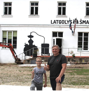 Kamēr meita Katrīna jūrā burā, Juoņs ar citu brašu palīgu Kristeru gatavojas "Latgales šmakovkas" 10 gadu jubilejas festivālam.
