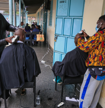 Frizieri griež pacientiem matus kopšanas sesijas laikā Kenijas lielākajā psihiatriskajā slimnīcā "Mathari" Nairobi.