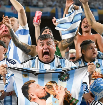 Argentīnas izlases līdzjutēji svin uzvaru vienā no Pasaules kausa spēlēm. Šoreiz spēļu vērošana klātienē līdzjutējiem izmaksāja krietni vairāk nekā iepriekšējo Pasaules kausa finālturnīru laikā.