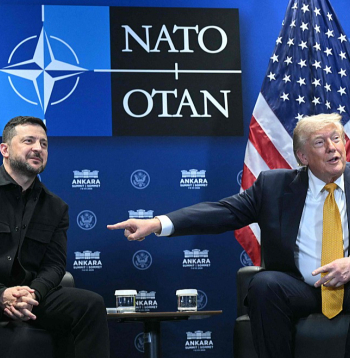 NATO samita laikā trešdien notika arī Ukrainas prezidenta Volodimira Zelenska (no kreisās) un ASV prezidenta Donalda Trampa saruna, kas noritēja draudzīgā gaisotnē. Baltā nama saimnieks izteicās, ka dos atļauju Ukrainā ražot pārtvērējraķetes pretgaisa aizsardzības sistēmām "Patriot", kas ļoti nepieciešamas Krievijas raidīto ballistisko raķešu notriekšanai.