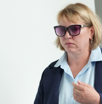 Bērnu klīniskās universitātes slimnīcas medmāsa Jeļena Ugurenko, kura apsūdzēta par bērna nonāvēšanu aiz neuzmanības pērn novembrī, sajaucot pacientam dodamos medikamentus ierodas uz tiesas sēdi Rīgas pilsētas tiesā.
