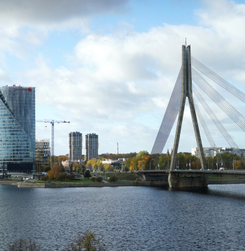 Vanšu tilts pār Daugavu un "Swedbank" centrālā ēka.