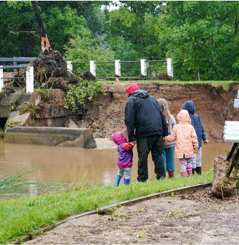 Lietusgāzēs pārplūda dzirnavezers Dursupē, ūdens straumes pārrāva autoceļa klātni.