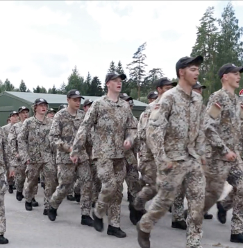 Vasaras brīvlaikā jaunieši apgūst militārās prasmes.