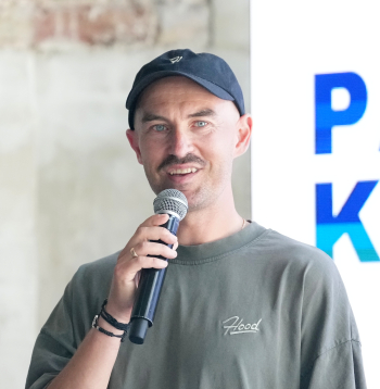 Riteņbraucējs, sporta skolotājs Arvis Sprude piedalās gaidāmā Ginesa rekorda mēģinājuma izziņošanas pasākumā "Rocket Bean" ražotnē.