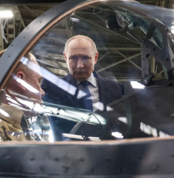 Foto, ko izplatījusi Krievijas valsts ziņu aģentūra "Sputnik", redzams Krievijas prezidents Vladimirs Putins (centrā) Irkutskas Aviācijas rūpnīcas apmeklējuma laikā Irkutskā 2026. gada 24. jūlijā.
