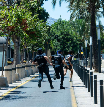 Spānijas policija 2. augustā Seutā dzenas pakaļ migrantam, lai deportētu to atpakaļ uz Maroku.