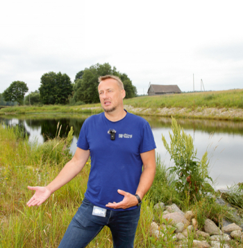 Jānis Šīre: "Visas ES dalībvalstis apņēmušās, kā noteic Direktīva, līdz 2027. gada beigām sasniegt labu ūdeņu kvalitāti. Pret mērķi nesasniegušajām valstīm, visticamāk, sāks pārkāpuma procedūru, kuras rezultāts ar ļoti lielu ticamību būs miljonos eiro mērāmas sodanaudas."