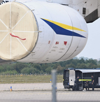 Eksperti strādā vietā, kur šonedēļ Vācijas Leipcigas/Halles lidostas teritorijā pie Ukrainas transportlidmašīnas tika atrasts drons ar neaktivizētu spridzekli.