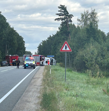Uz Ventspils šosejas pie Straupciema notikusi smaga avārija, kurā cietuši cilvēki un negadījuma vietā bloķēta satiksme.