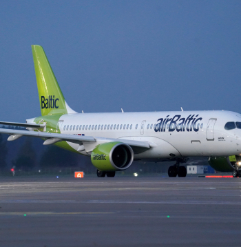 Nacionālās aviokompānijas "airBaltic" lidmašīna Rīgas lidostā.