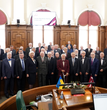 Augstākās padomes deputāti fotografējas kopbildei Saeimas svinīgajā sēdē Latvijas Republikas Neatkarības atjaunošanas 35. gadadienā.