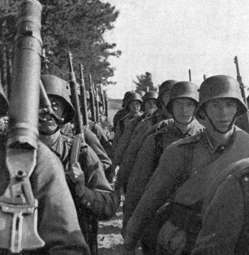 Latvijas armijas karavīri pārgājienā 30. gadu beigās. Pēc armijas vadības aprēķiniem, uzbrukuma gadījumā munīcijas pietiktu ap divu nedēļu karadarbībai.