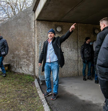 Zviedrijā 2024. gada 10. aprīļa vakarā 39 gadus vecais Mikaels Janickis kopā ar savu 12 gadus veco dēlu Stokholmas Šērholmenas rajonā ar velosipēdiem devās uz peldbaseinu. Gājēju tunelī Mikaels sastapa jauniešu grupu un viņiem aizrādīja. Konflikts beidzās ar to, ka 17 gadus vecs jaunietis viņu nošāva dēla acu priekšā. Par slepkavību uz 14 gadiem cietumā tika notiesāts Zviedrijas pilsonis Mohammeds Khalids Mohammeds. Attēlā: piemiņas brīdis slepkavības vietā nākamajā dienā. Zviedrijā 2024. gada 10. aprīļa vakarā 39 gadus vecais Mikaels Janickis kopā ar savu 12 gadus veco dēlu Stokholmas Šērholmenas rajonā ar velosipēdiem devās uz peldbaseinu. Gājēju tunelī Mikaels sastapa jauniešu grupu un viņiem aizrādīja. Konflikts beidzās ar to, ka 17 gadus vecs jaunietis viņu nošāva dēla acu priekšā. Par slepkavību uz 14 gadiem cietumā tika notiesāts Zviedrijas pilsonis Mohammeds Khalids Mohammeds. Attēlā: piemiņas brīdis slepkavības vietā nākamajā dienā.