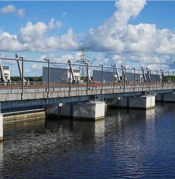 Rīgas HES ūdens pārgāzne, liekā ūdens novadīšanai – pamatīga, taču kopumā maz ko izsakoša hidrotehniskā būve vienkāršam vērotājam. Ja vien blakus nav speciālists, kurš atklāj gluži vai neticamu stāstu, ar kādām sadzīviskām blaknēm enerģētiķiem jāsastopas tālumā aiz būves esošā Getliņu izgāztuves kalna dēļ. Zīriņi un citi jūras putni uz tā barojas ar plastmasas un citiem atkritumiem, un pēc tam lido uz dambja "jūru". Šo putnu izkārnījumi esot tik skābi, ka saēdot pat dzelzsbetonu. Lai saudzētu un pienācīgi uzturētu hidrotehniskās būves, enerģētiķiem jādomā arvien jaunas inovācijas ne tikai profesionālajā ampluā, bet arī aizsardzībā pret putniem, jo jūras putni esot apķērīgi un ātri izdomājot, kā viņu klātesamībai radītos šķēršļus apiet.